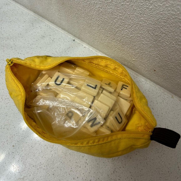 🦋 Bananagrams Game! Fast paced spelling tile game for ages 7+ - Picture 2 of 2